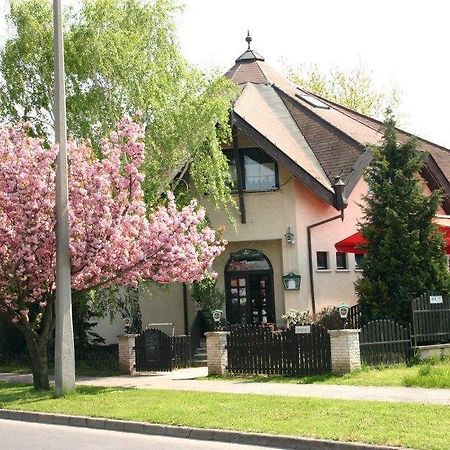Kocsis Panzio Es Etterem Bed & Breakfast Komarom Bagian luar foto