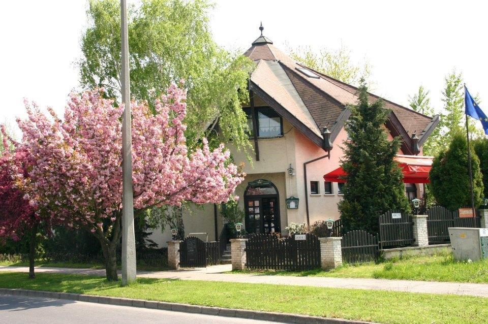 Kocsis Panzio Es Etterem Bed & Breakfast Komarom Bagian luar foto