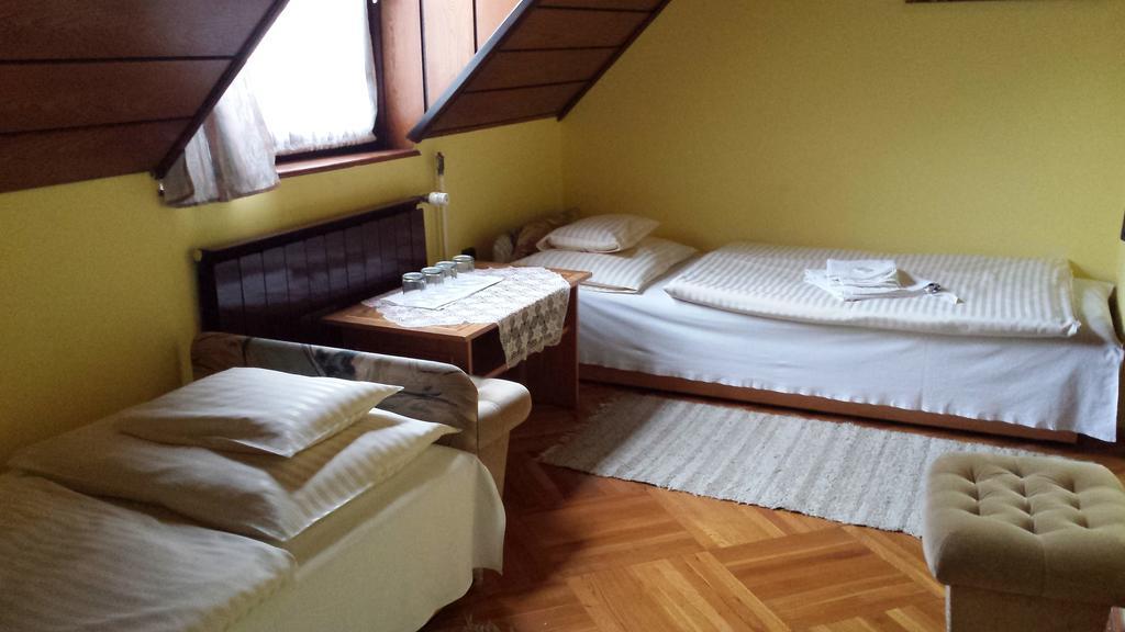 Kocsis Panzio Es Etterem Bed & Breakfast Komarom Ruang foto