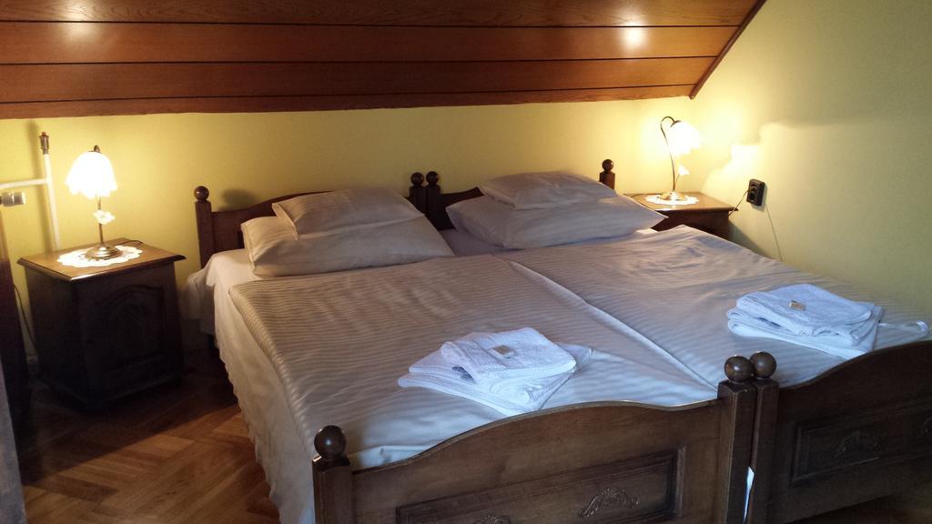 Kocsis Panzio Es Etterem Bed & Breakfast Komarom Ruang foto