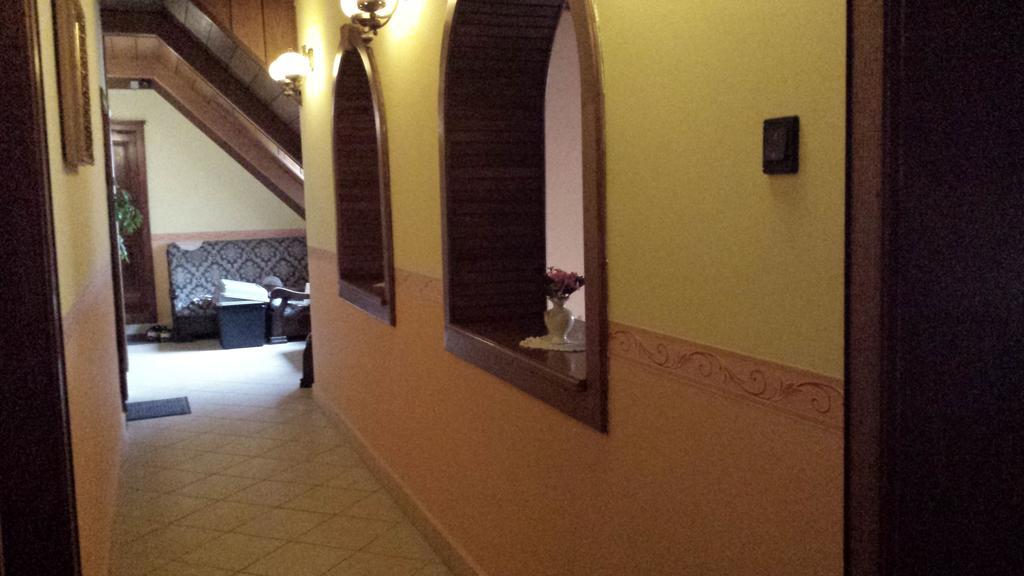 Kocsis Panzio Es Etterem Bed & Breakfast Komarom Bagian luar foto