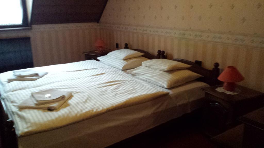 Kocsis Panzio Es Etterem Bed & Breakfast Komarom Ruang foto