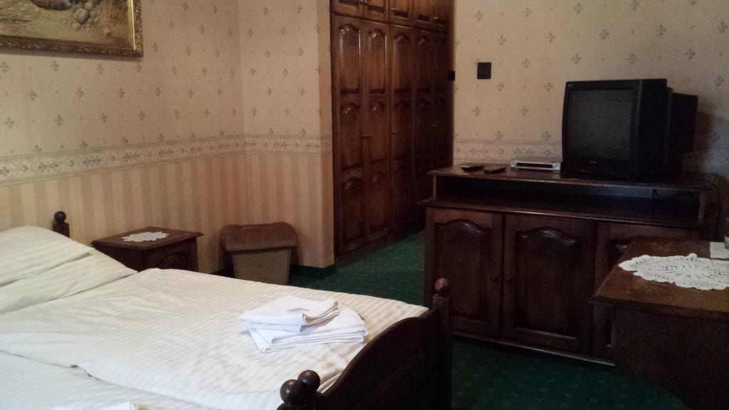 Kocsis Panzio Es Etterem Bed & Breakfast Komarom Ruang foto