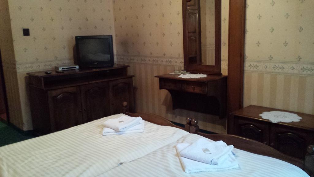Kocsis Panzio Es Etterem Bed & Breakfast Komarom Ruang foto