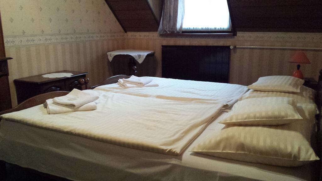 Kocsis Panzio Es Etterem Bed & Breakfast Komarom Ruang foto