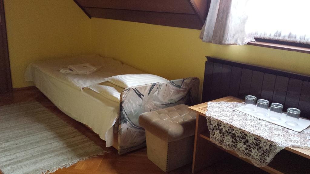 Kocsis Panzio Es Etterem Bed & Breakfast Komarom Ruang foto