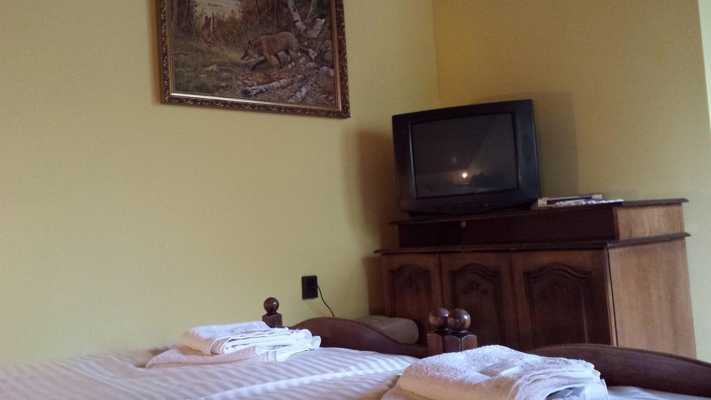 Kocsis Panzio Es Etterem Bed & Breakfast Komarom Ruang foto